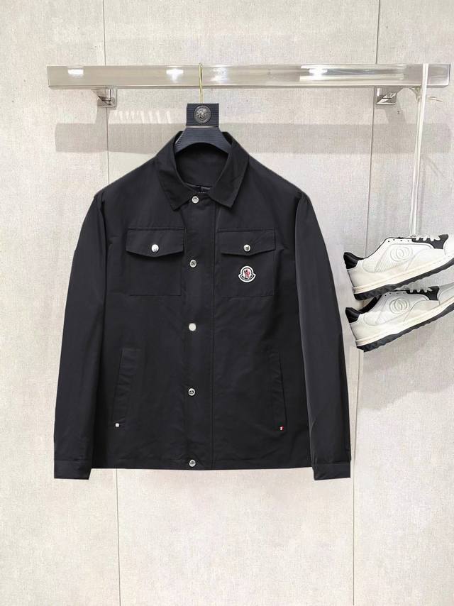 蒙口 2025春季新款夹克外套，秀场新品品相非常完美，穿着舒适保暖，原单三标齐全 色泽饱满诱人，非常出彩的设计，轻松将时髦感进阶，做工极为考究严谨，走线工整细致