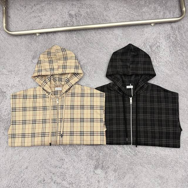 严选好货！巴宝莉Burberry新款男士休闲连帽开衫夹克外套！经典时尚款，客供条纹满印针织混纺面料，柔软悬垂，舒适细腻，质感非常好！两侧斜开口袋，定织螺纹袖口、