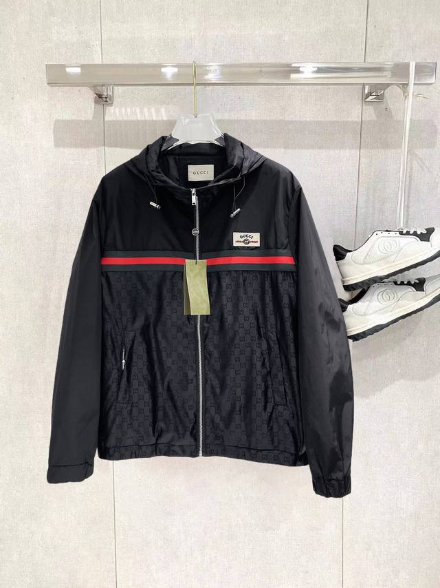 古驰 2025春季新款夹克外套，秀场新品品相非常完美，穿着舒适保暖，原单三标齐全 色泽饱满诱人，非常出彩的设计，轻松将时髦感进阶，做工极为考究严谨，走线工整细致