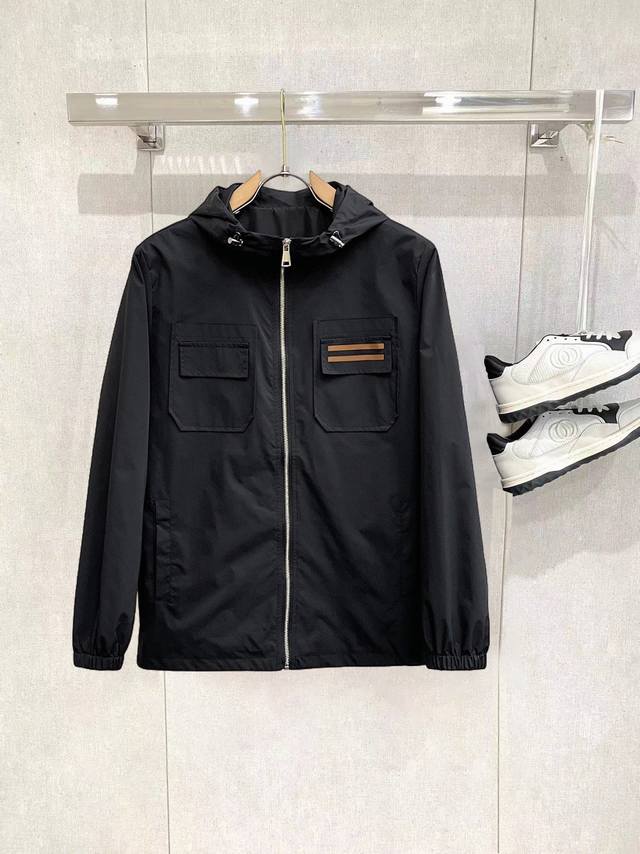 杰尼亚 2025春季新款夹克外套，秀场新品品相非常完美，穿着舒适保暖，原单三标齐全 色泽饱满诱人，非常出彩的设计，轻松将时髦感进阶，做工极为考究严谨，走线工整细