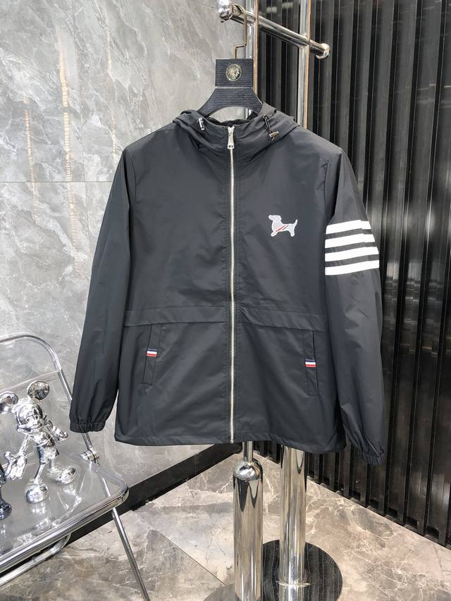 Tb。2025春季新品。科技防水防风时尚流行男士夹克外套！男士流行元素户外连帽运动夹克。N这款家新品夹克将华贵风采与技术创新巧妙结合，专为重视实用功能与时尚美学