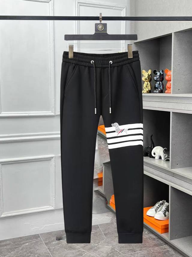 汤姆布朗 2025春季新款休闲裤！官网同步发售。品牌经典Logo休闲裤，定制面料，舒适度极好，手触感： 烈。辦识度极高，完美品相工艺。尺码：M-3Xl