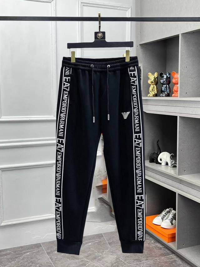 阿玛尼 2025春季新款休闲裤！官网同步发售。品牌经典Logo休闲裤，定制面料，舒适度极好，手触感： 烈。辦识度极高，完美品相工艺。尺码：M-3Xl