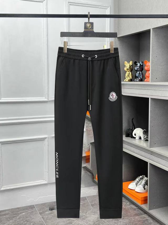 蒙口 2025春夏新款休闲裤！官网同步发售。品牌经典Logo休闲裤，定制面料，舒适度极好，手触感： 烈。辦识度极高，完美品相工艺。尺码：M-3Xl