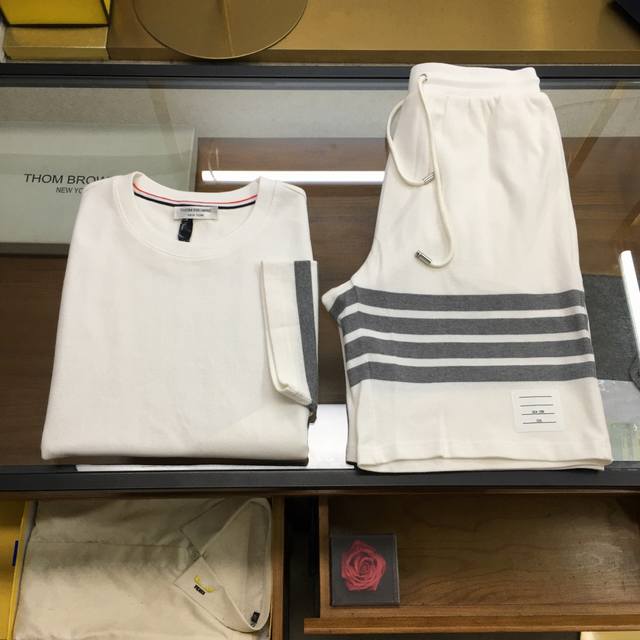 Shi 新品套装短袖 短裤 T.B 拆卖 2025春夏 Ss 最新Tb 提花四条纹经典珠地短袖短裤套装 定制原原级米白百分棉提花四条纹面料，经典圆领正肩版型，左