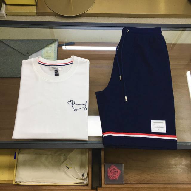 Shi 新品套装上衣短裤 Tb 拆卖 2025 Aw 独家爆款火爆Tb 动物狗狗系列体恤 独家定制原原级巴黎百分百棉珠地体恤面料，清爽吸汗，夏日时尚必备重工艺顶