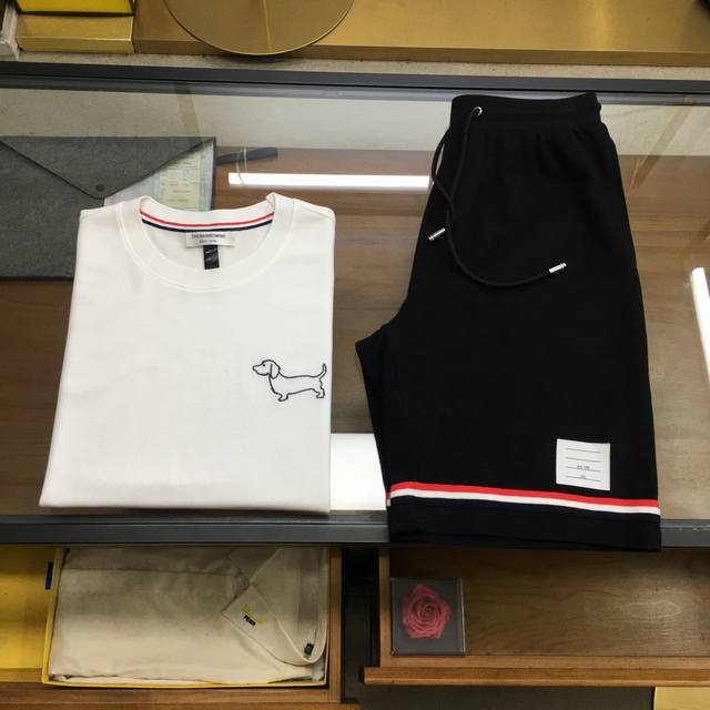 Shi 新品套装上衣短裤 Tb 拆卖 2025 Aw 独家爆款火爆Tb 动物狗狗系列体恤 独家定制原原级巴黎百分百棉珠地体恤面料，清爽吸汗，夏日时尚必备重工艺顶