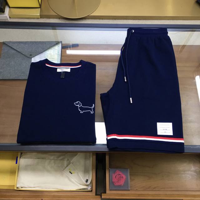 Shi 新品套装上衣短裤 Tb 拆卖 2025 Aw 独家爆款火爆Tb 动物狗狗系列体恤 独家定制原原级巴黎百分百棉珠地体恤面料，清爽吸汗，夏日时尚必备重工艺顶