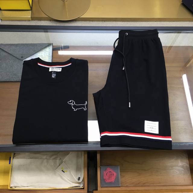 Shi 新品套装上衣短裤 Tb 拆卖 2025 Aw 独家爆款火爆Tb 动物狗狗系列体恤 独家定制原原级巴黎百分百棉珠地体恤面料，清爽吸汗，夏日时尚必备重工艺顶