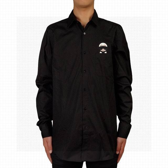 芬迪新款！现货多主推爆款！顶级高端货！Feidi芬迪老佛爷顶级男士衬衣！ 今天给大家带来的这个货可不是简单的衬衣！弹力缎面的最高境界！！！胸前皮质老佛爷Logo