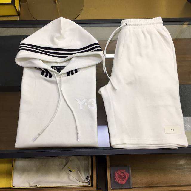 Shi 新品套装上衣裤 Y-3 假两件拆卖 春夏 Ss 三条纹小Logo标识假两件连帽短袖短裤套装 定制贵柜品质双面棉珠地面料，蜂窝结构舒适吸汗，前幅3M硅胶L