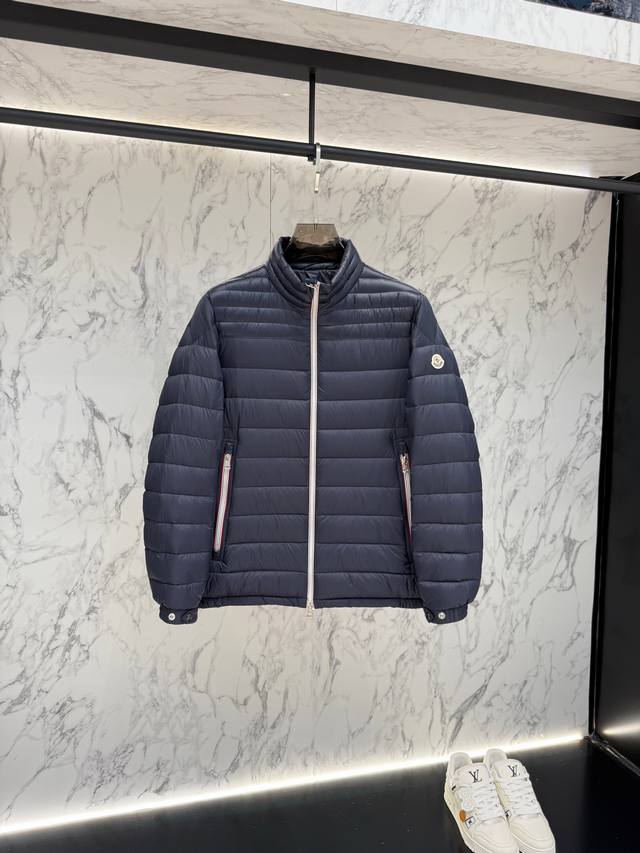 Momo 放货价 Moncler 羽绒服2025最新款时尚设计师款羽绒外套.处处细节显工艺足够的高级 结构性剪裁的设计改变来展现男士多样的形象变化，修身利落、剪