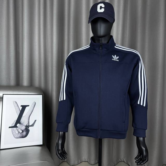 供 独家臻品 阿迪达斯经典三叶草胸口刺绣Logo字母长袖立领拉链夹克口袋外套男女同款 -全套1:1定制辅料定制三标Yuan版吊牌Logo包装袋吊牌扫码进官网 -