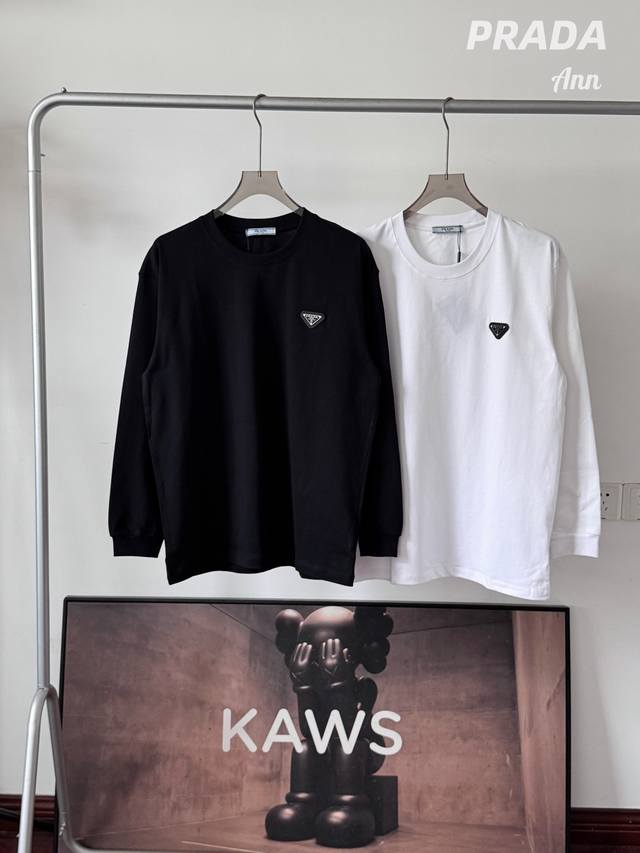 普拉达Prada 经典三角标皮刚标 圆领长袖T恤打底衫 男女同款 280G高克重纯棉｜1:1复刻三角标｜微宽松落肩版型 核心品质：采用32织双纱280G高克重纯