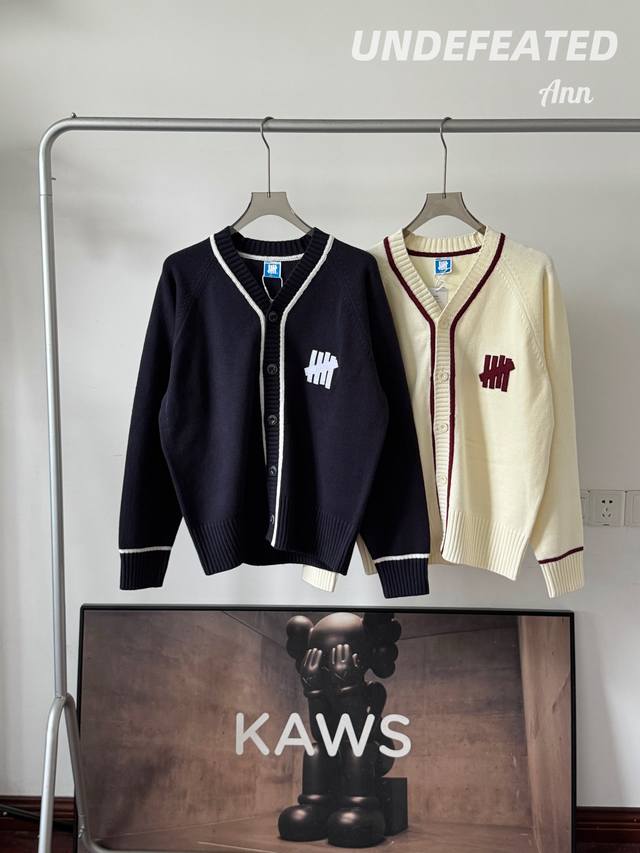 Undefeated 五道杠针织V领毛衣 进口棉锦混纺面料｜胸口背后Logo贴布绣｜定制纽扣辅料 核心品质：采用进口棉锦混纺纱线添加绵阳毛，手感绵密细腻不扎皮肤