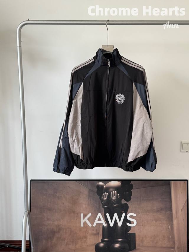 Chromehear 克罗心马蹄刺绣拼接拼色外套 中古款 男女同款 三种拼接设计｜灰色冲孔工艺｜手工拉条｜复古十字架拉链 核心品质：采用三种拼接设计，灰色面料冲