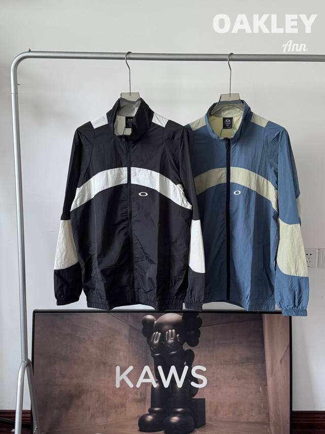 Oakley欧克利 Enhance Aclife Wind轻质户外防风防晒夹克 防泼水皱褶尼龙面料｜宽松无束缚剪裁｜落肩休闲版型 核心品质：采用防泼水处理的皱褶