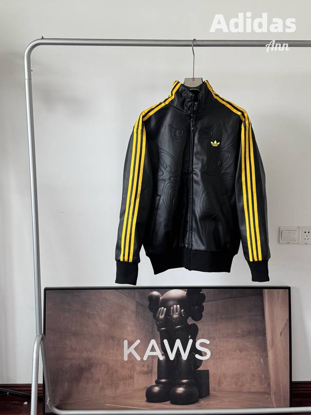 Ad三叶 X Offgod 联名款 浮雕皮衣 大身高品质Pu皮 手感柔软无异味，前后浮雕工艺 立体有型！胸口精美刺绣，五金件全部Ykk辅料！拉链头开模定制还原专