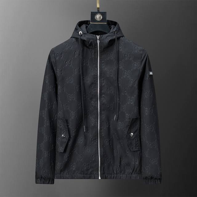 Mi 2640年秋冬新款连帽风衣，官网同步 Gg凹凸压花款 款式时尚大气 做工严谨 走线工整 上身效果好 原版定做五金拉链 现货M-3Xl 56039# 黑色