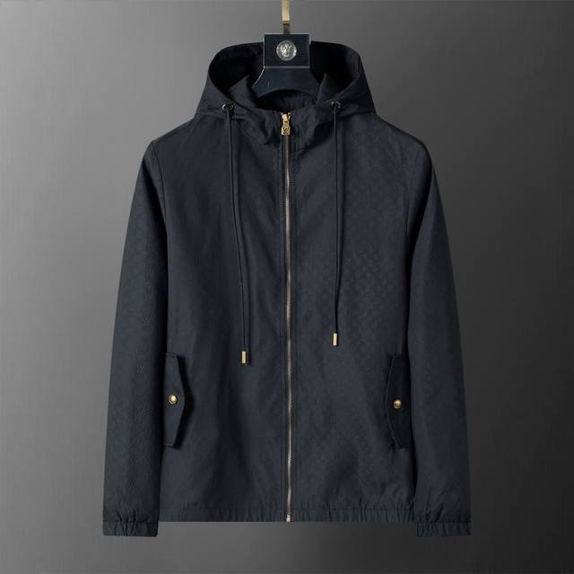 Mi 2640年秋冬新款连帽风衣，官网同步 立体浮雕压花款 款式时尚大气 做工严谨 走线工整 上身效果好 原版定做五金拉链 现货M-3Xl 56036# 黑色