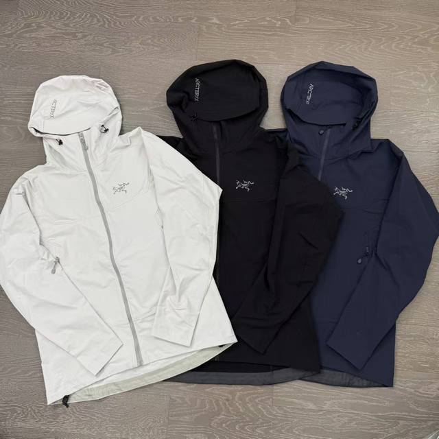 Gamma Hoody其实是之前Gamma Lt的升级版。 Gamma 连帽衫兼具极简主义风格和全山地多功能性，适合各种活跃的活动。这款柔软的外壳具有 4 向拉