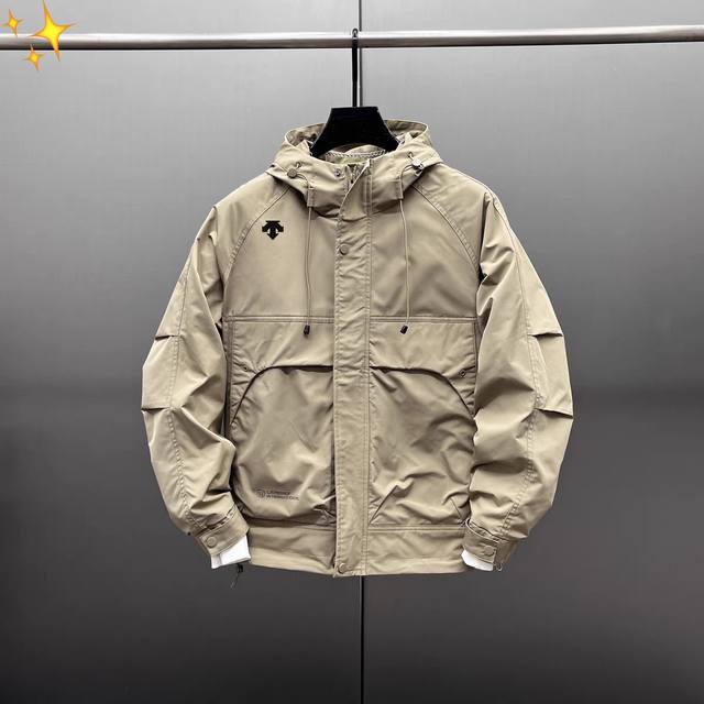 Descente 迪桑特新款户外冲锋衣休闲连帽工装夹克外套，舒适度很优秀，使用场景超多的百搭外套款式经典，多功能战衣，户外，运动，休闲适用于各类活动。升级融合再