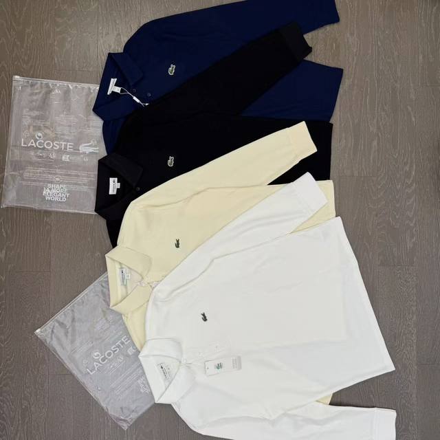 法国鳄鱼时尚圈新宠，别说你不知道 鳄鱼Lacoste Polo杉，简直是通勤款，穿搭品味都上线，无论走到哪都是最靓的风景线 经典翻领设计，质感满满的纽扣，简约大
