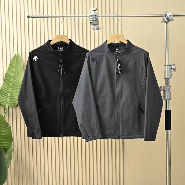 迪桑特 25年秋冬季新品户外男士休闲锻炼立领外套！日常，户外，运动，休闲多功能！ 颜色：黑色 灰色 尺码：L-4Xl 面料微弹，贴身穿着无论是晨跑夜跑还是登山锻