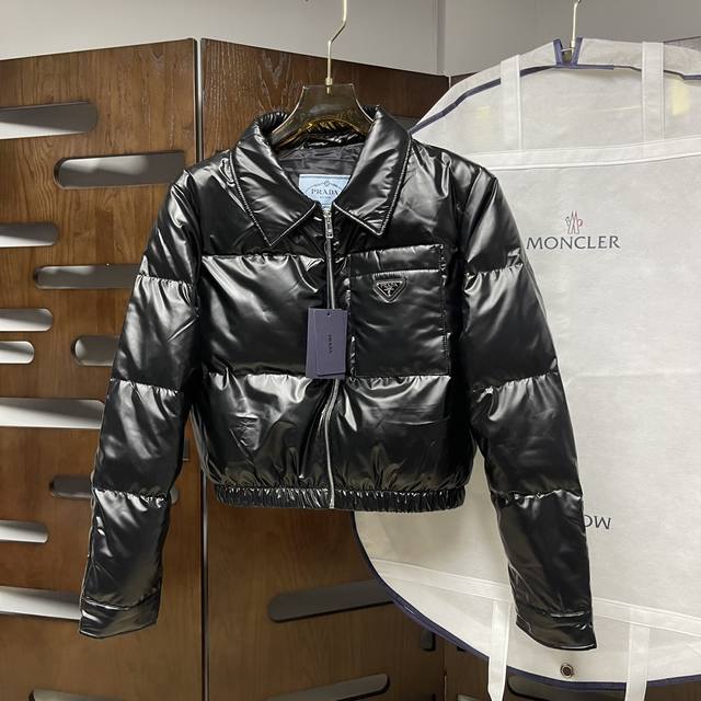 Qiu 女款 Prada 普拉达 25Ss秋冬最新款羽绒服 特别定制面料轻柔透气 手感滑糯 内里填充物采用国标90白鸭绒 充绒量超赞 超短款气减龄又百搭 巨轻盈