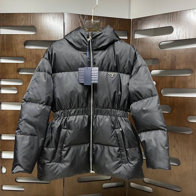 Qiu Prada 普拉达 女款 25秋冬新款收腰羽绒服 专柜同步发售！原版定制五金辅料！充绒量饱满.三标齐全！材料工艺国标90%纯白鹅绒 面料里料:100%锦
