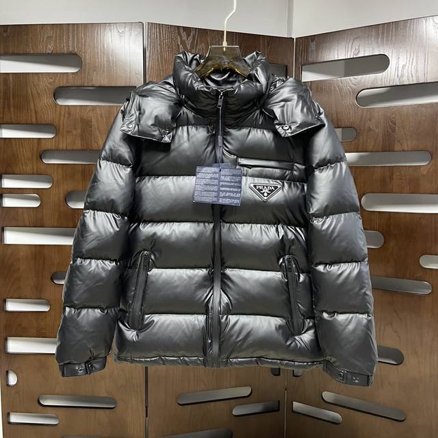 Qiu 普拉达 2690秋冬新款羽绒服 原版1:1订制五金配件全进口原版定制 欢迎专柜对比 绝对的高品质 采用顶级90白鸭绒 超柔软 充羽量蓬松饱满 超级重工
