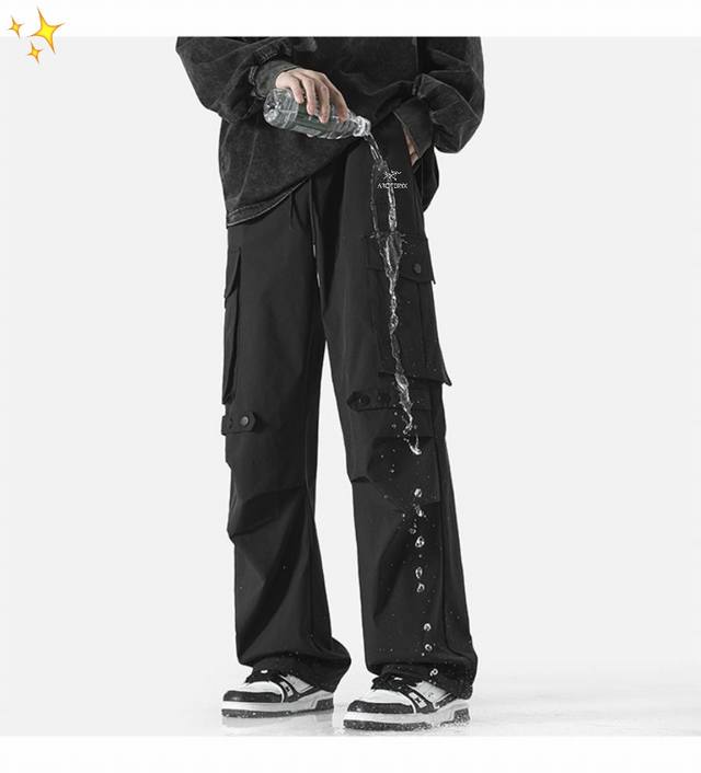 Arc'teryx 始祖鸟 2025新款休闲百搭多口袋男大码直筒拖地机能拉链户外美式工装裤 面料采用高品质正品防水科技梭织面料 防水效果非常好 水珠如颗粒翻滚