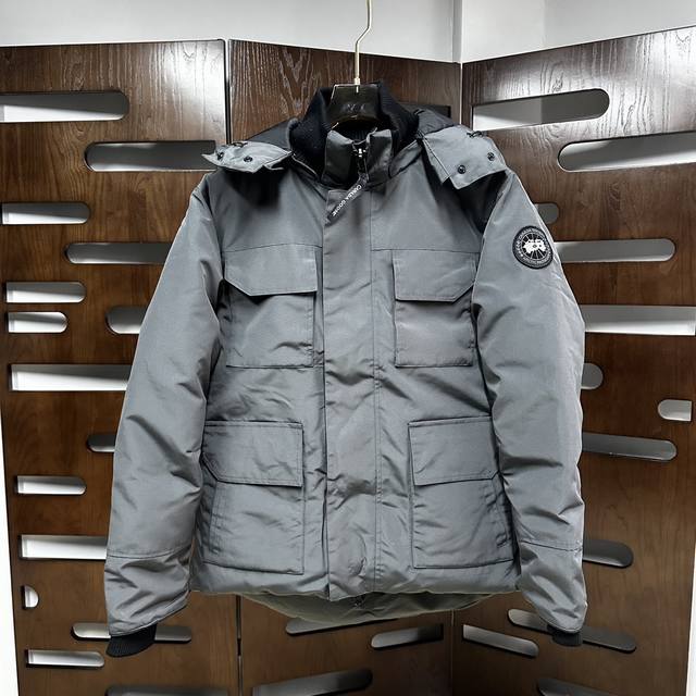 Qiu 加拿大品牌Canada Goosex羽绒服 、一直是被公认为最保暖的羽绒服，各种各路Ins红人、网红、明星也时长穿他街拍。每年都有做Canada Goo