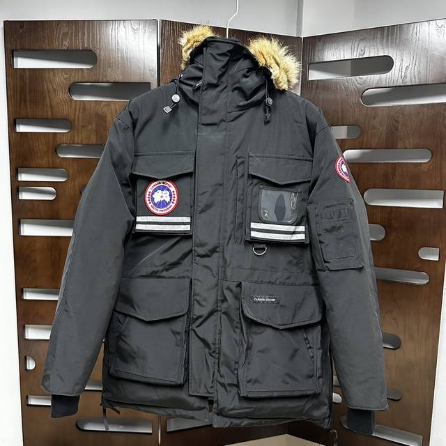 Qiu 加拿大品牌Canada Goosex羽绒服 、一直是被公认为最保暖的羽绒服，各种各路Ins红人、网红、明星也时长穿他街拍。每年都有做Canada Goo