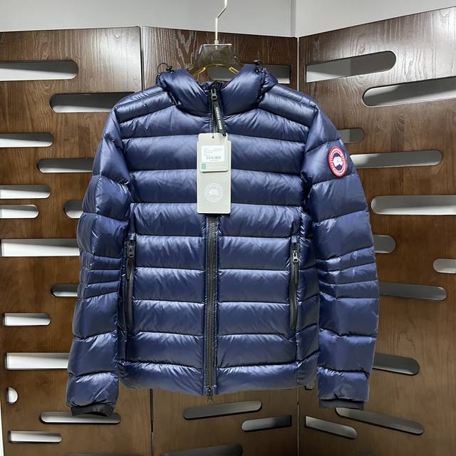 Qiu 加拿大品牌Canada Goosex羽绒服 、一直是被公认为最保暖的羽绒服，各种各路Ins红人、网红、明星也时长穿他街拍。每年都有做Canada Goo