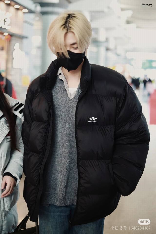 可送货 厂家直销 高版本内里钢印区别市面 Balenciaga巴黎世家新款小标短款羽绒服男女同款 1.技术防撕裂面料：采用了技术防撕裂面料，确保了衣物在滑雪等户