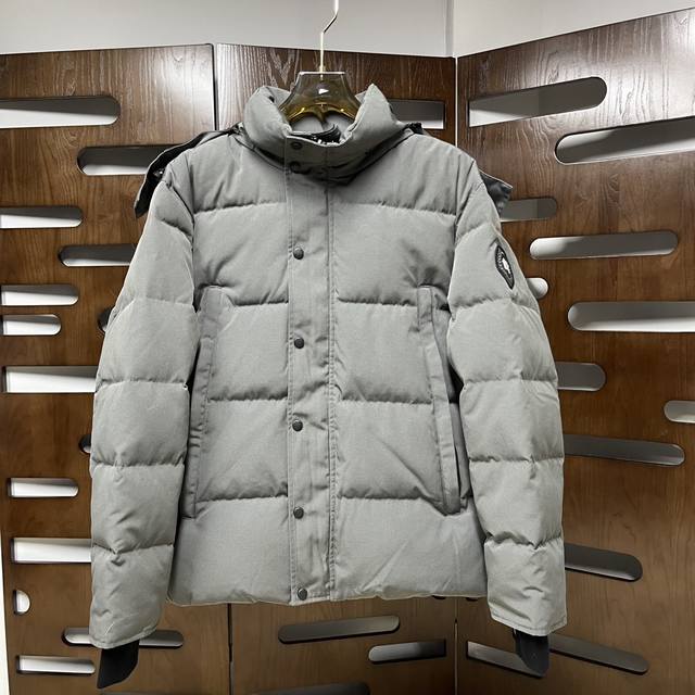 Qiu 加拿大品牌Canada Goosex羽绒服 、一直是被公认为最保暖的羽绒服，各种各路Ins红人、网红、明星也时长穿他街拍。每年都有做Canada Goo