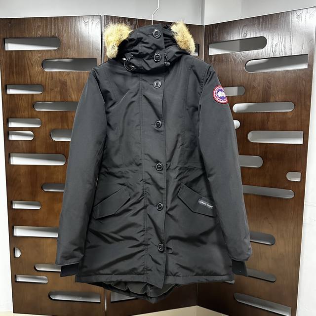 Qiu 加拿大品牌Canada Goosex羽绒服 、一直是被公认为最保暖的羽绒服，各种各路Ins红人、网红、明星也时长穿他街拍。每年都有做Canada Goo