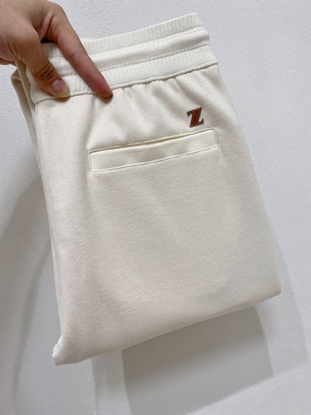 Ming Zz杰尼*亚秋冬新款男士直筒运动裤，羊绒羊毛混纺面料、三标齐、松紧腰抽绳、两侧拉链口袋设计，合体的裁剪、车线工整、细节无可挑剔 人手必备单品绝对市场最