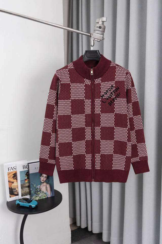 Su 款号：S001 这款细针织羊毛立领开衫饰有对比鲜明的灰色调 Big Damier 提花，左胸处饰有 Marque 1.Vuitton DéPoséE 标志