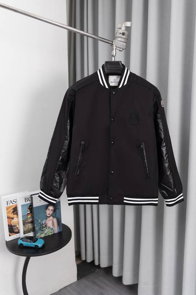 Su 款号：S006 顶级版本 Moncler蒙口 Fw25新款毛呢拼接皮袖复古情侣棒球服夹克外套 男女同款 黑夜与材质的交响诗 毛呢构筑雕塑感廓形 指尖划过冷