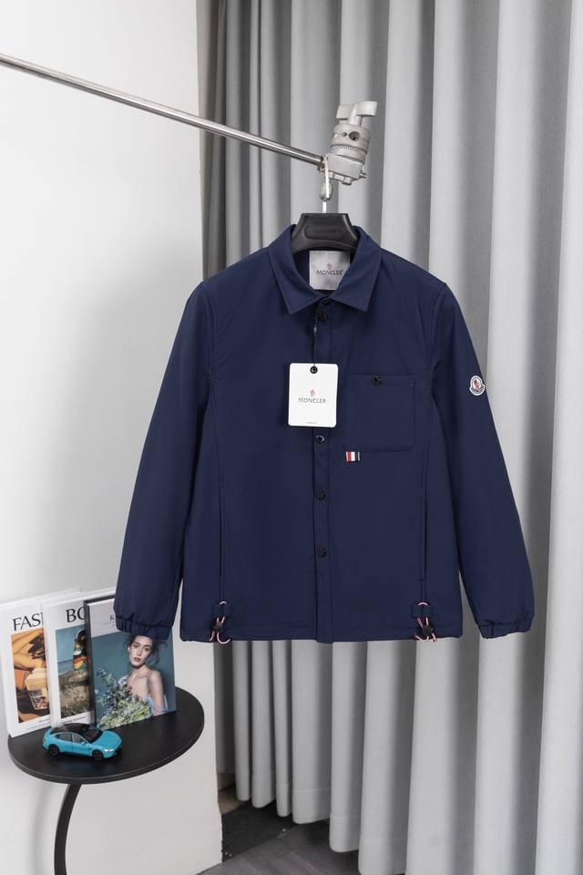 Su 款号：M005 Moncler 标识拉链衬衫式夹克 定制臻品棉质隐纹华达呢 质感十足 舒适贴肤 邂逅棕调 散发着内敛的温柔 标志性Moncler标识绣标点