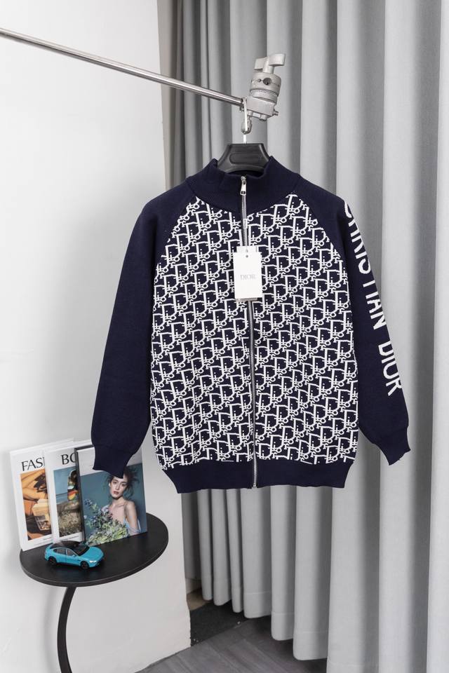 Su 款号S005 Dior迪奥、 立领针织衫，以Oblique老花续写冬日，经典Oblique纹样跃入冬夜 Dior以提花工艺将黑白色系字母图腾织于夹克之上，