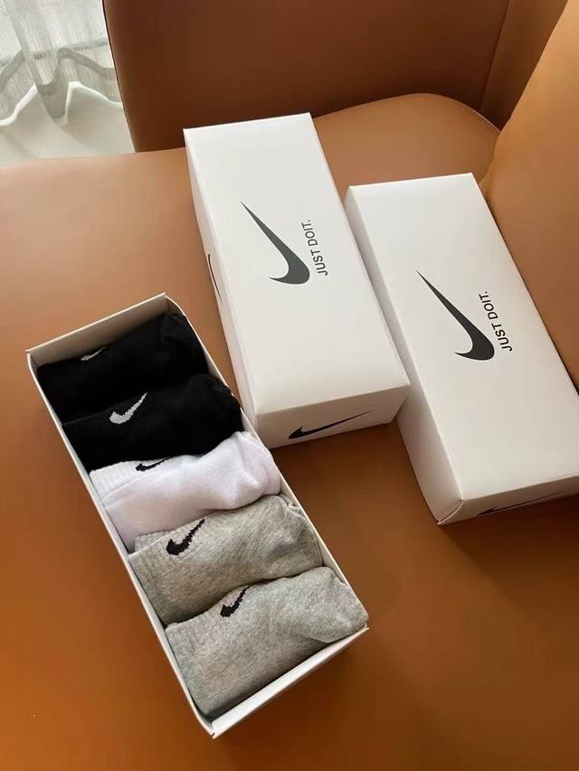 Nk一盒5双！堪称经典， 四季春夏短袜 无可挑剔.Nk家 最新系列 ，百搭都显得潮流时尚,档次感绝佳 全棉材质吸汗透气舒适感十足,有效的吸湿排汗，菱格袜口穿着不