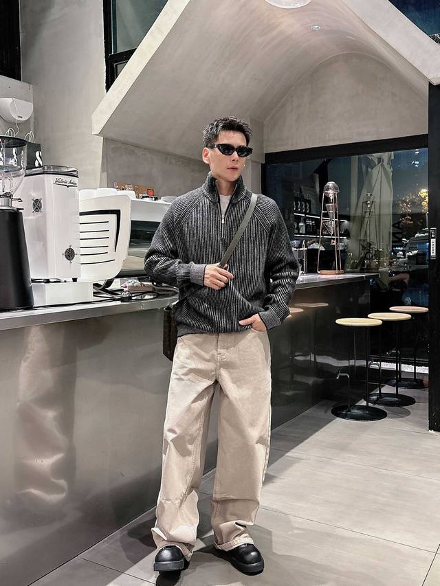 Qian Bc 2025秋冬新款毛衣！优质羊毛，简约而不简单。休闲圆领款式，日常搭配出街轻松搭配。做工精细 针脚细密均匀，不易脱线。 颜色： 灰色 黑色 码数：