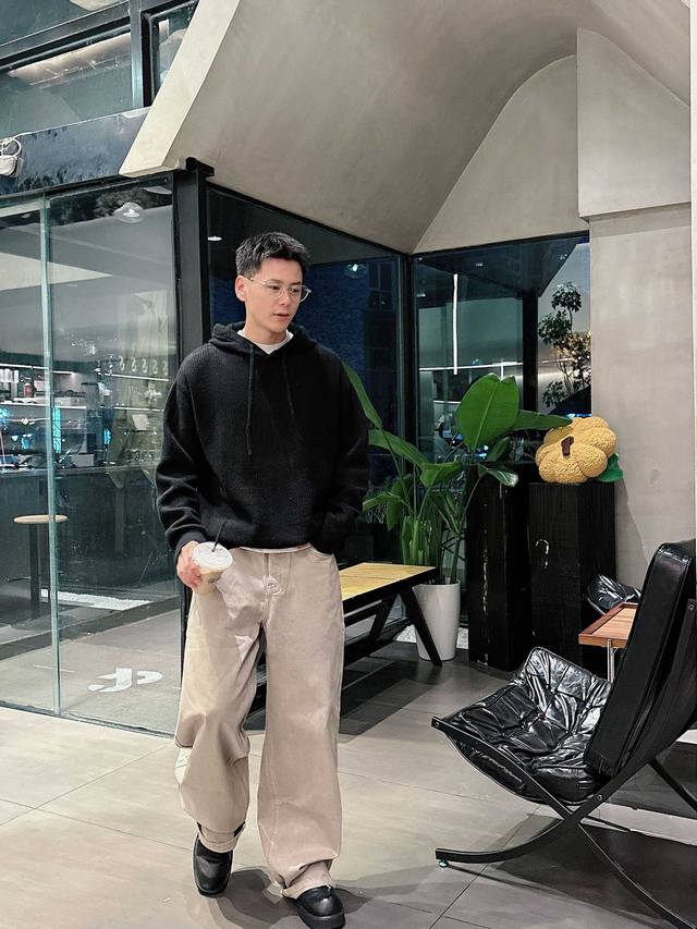 Qian 爱马仕 2025秋冬新款毛衣！优质羊毛，简约而不简单。休闲圆领款式，日常搭配出街轻松搭配。做工精细 针脚细密均匀，不易脱线。 颜色： 军绿 黑色 码数