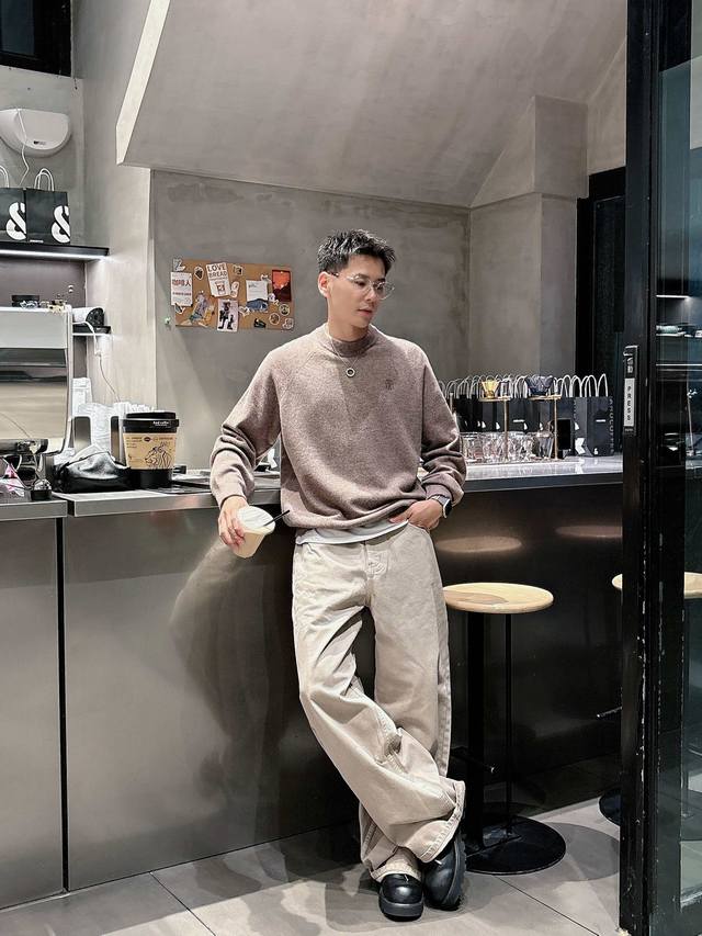 Qian Bc 2025秋冬新款毛衣！优质羊毛，简约而不简单。休闲圆领款式，日常搭配出街轻松搭配。做工精细 针脚细密均匀，不易脱线。 颜色： 灰色 黑色 驼色