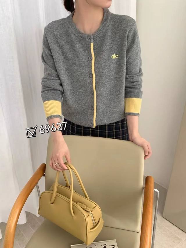 供 Alo女士新款刺绣针织撞色毛衣钮扣开衫圆领上衣外套 直筒版型修饰身形 上身不臃肿，圆领设计贴合肌肤，日常搭配更加试穿，对微胖Mm也超鸡友好！ 胸前刺绣Log