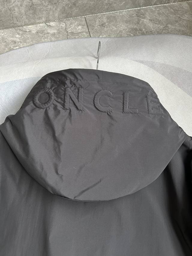 M2510款 Sassiere 2025新款男士风衣。 颜色: 黑色细节图。 Size: 1 2 3 4 5。