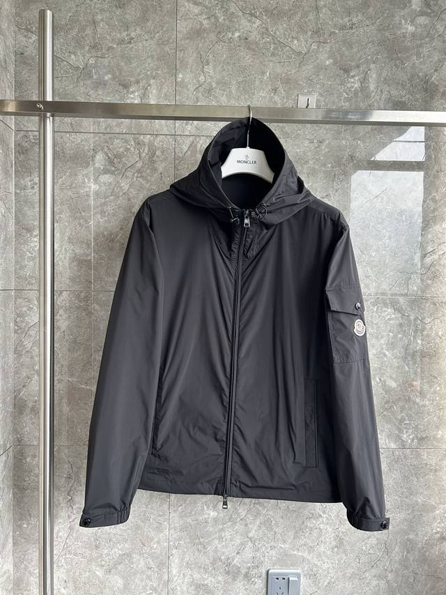 M2510款 Sassiere 2025新款男士风衣。 颜色: 黑色。 Size: 1 2 3 4 5。